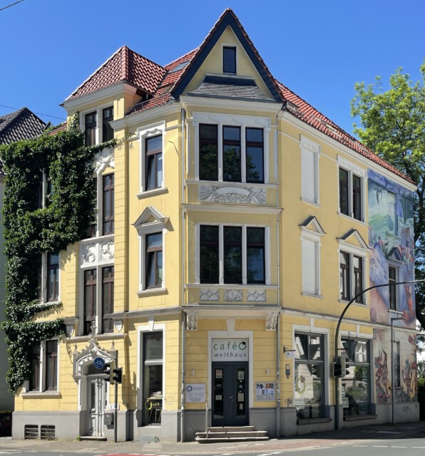 Außenansicht des Welthaus Bielefeld bei strahlendem Sonnenschein