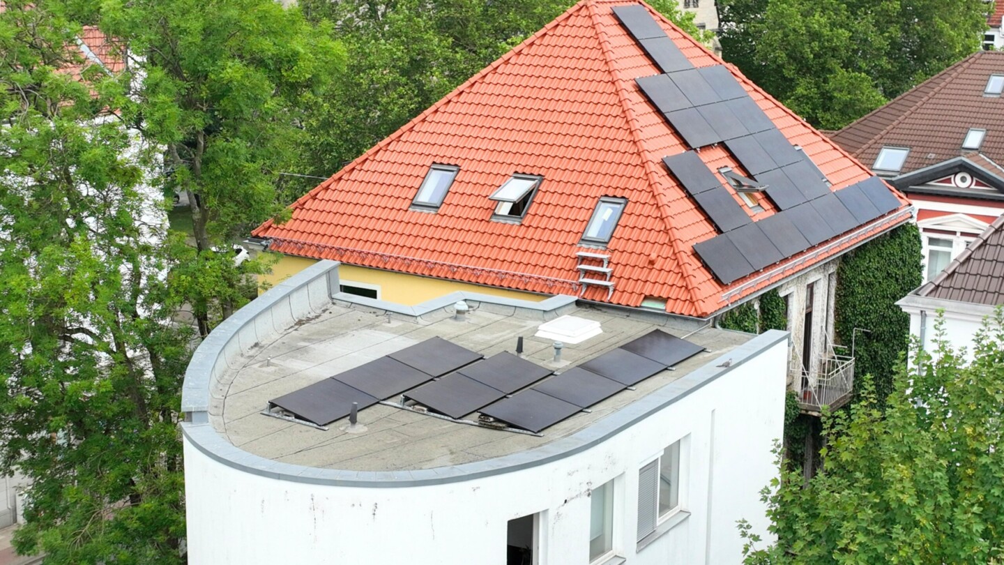 Das Dach des Welthaus Bielefeld mit der neuen Photovoltaikanlage.