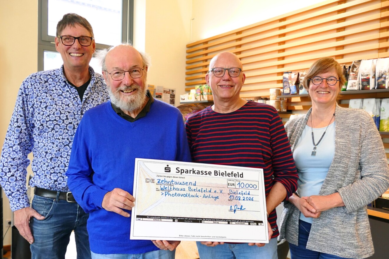 Freuen sich über die Förderung der neuen Photovoltaikanlage: Frank Rohland und Ludger Klein-Ridder, Vorsitzender des Solarenergiefördervereins der Anne-Frank-Schule e. V., sowie Dieter Simon, Fachbereichsleitung Verwaltung sowie, und Geschäftsführerin Beate Wolff (von links).