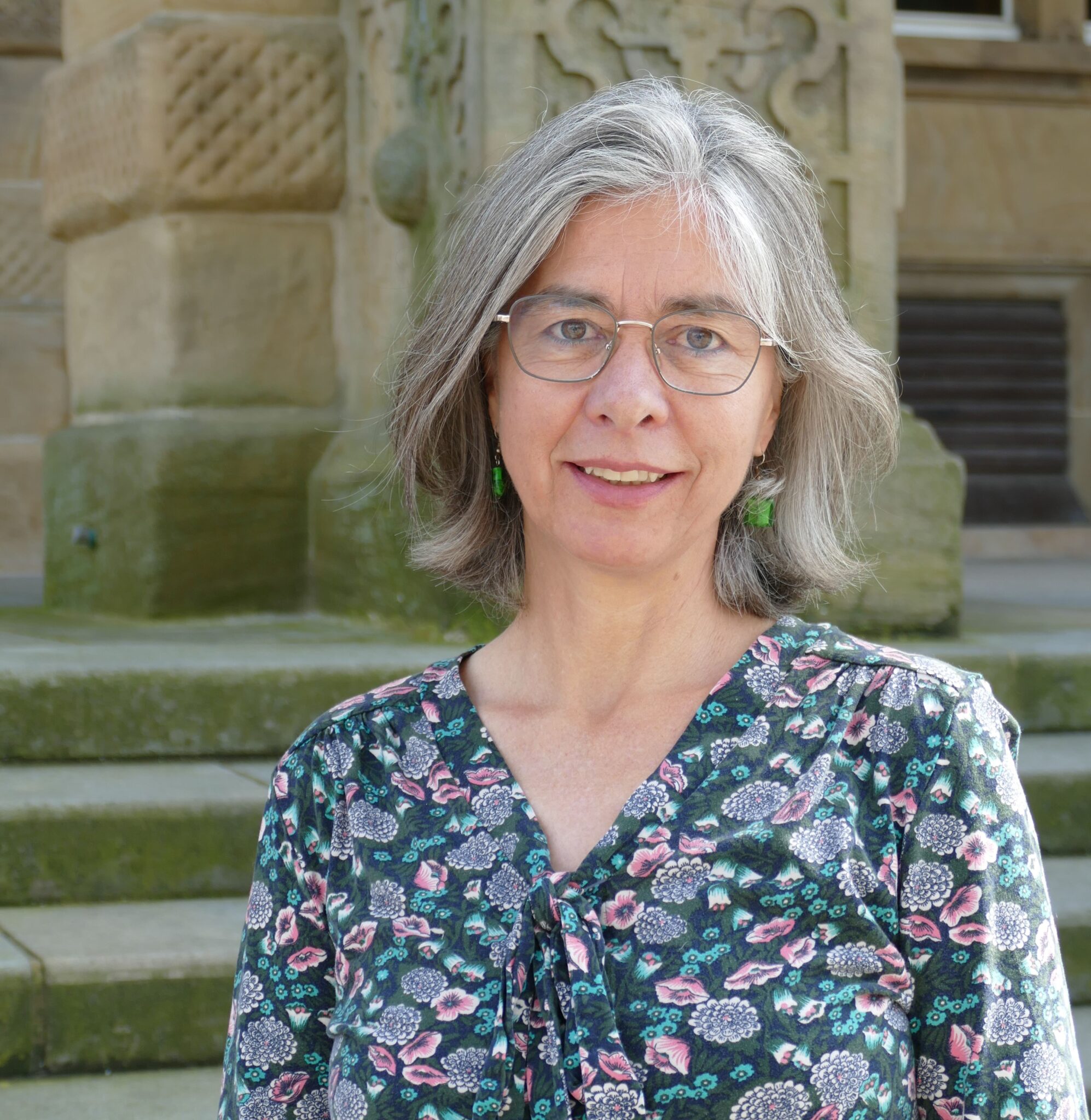 Eine Frau, Ulrike Mann, lächelt in die Kamera